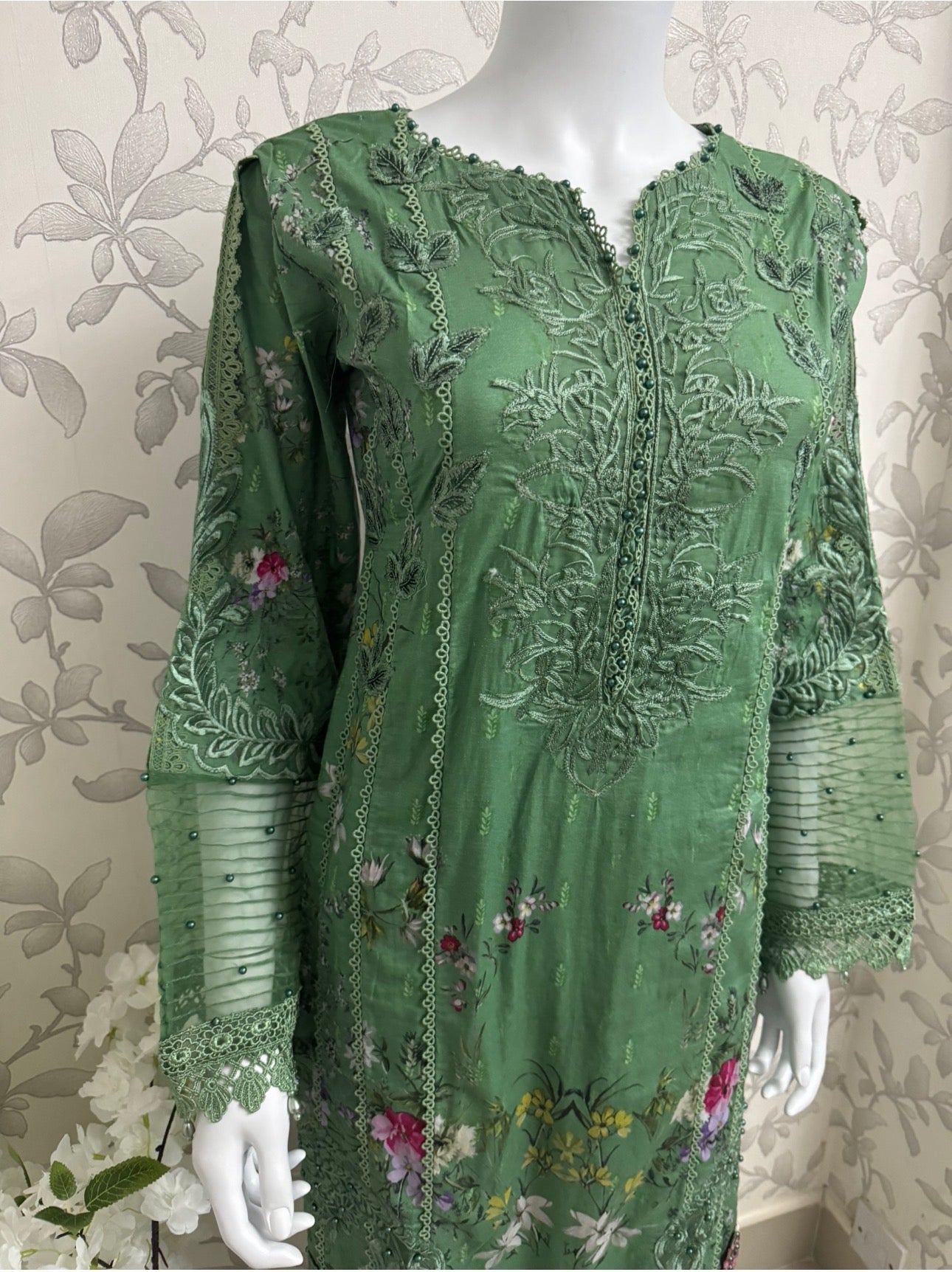 Emerald Green Embroidered Lawn Suit – Luxury Pakistani 3 Piece Set with Net Dupatta