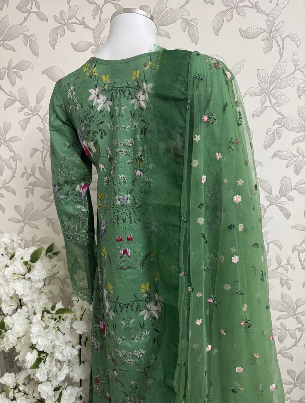 Emerald Green Embroidered Lawn Suit – Luxury Pakistani 3 Piece Set with Net Dupatta