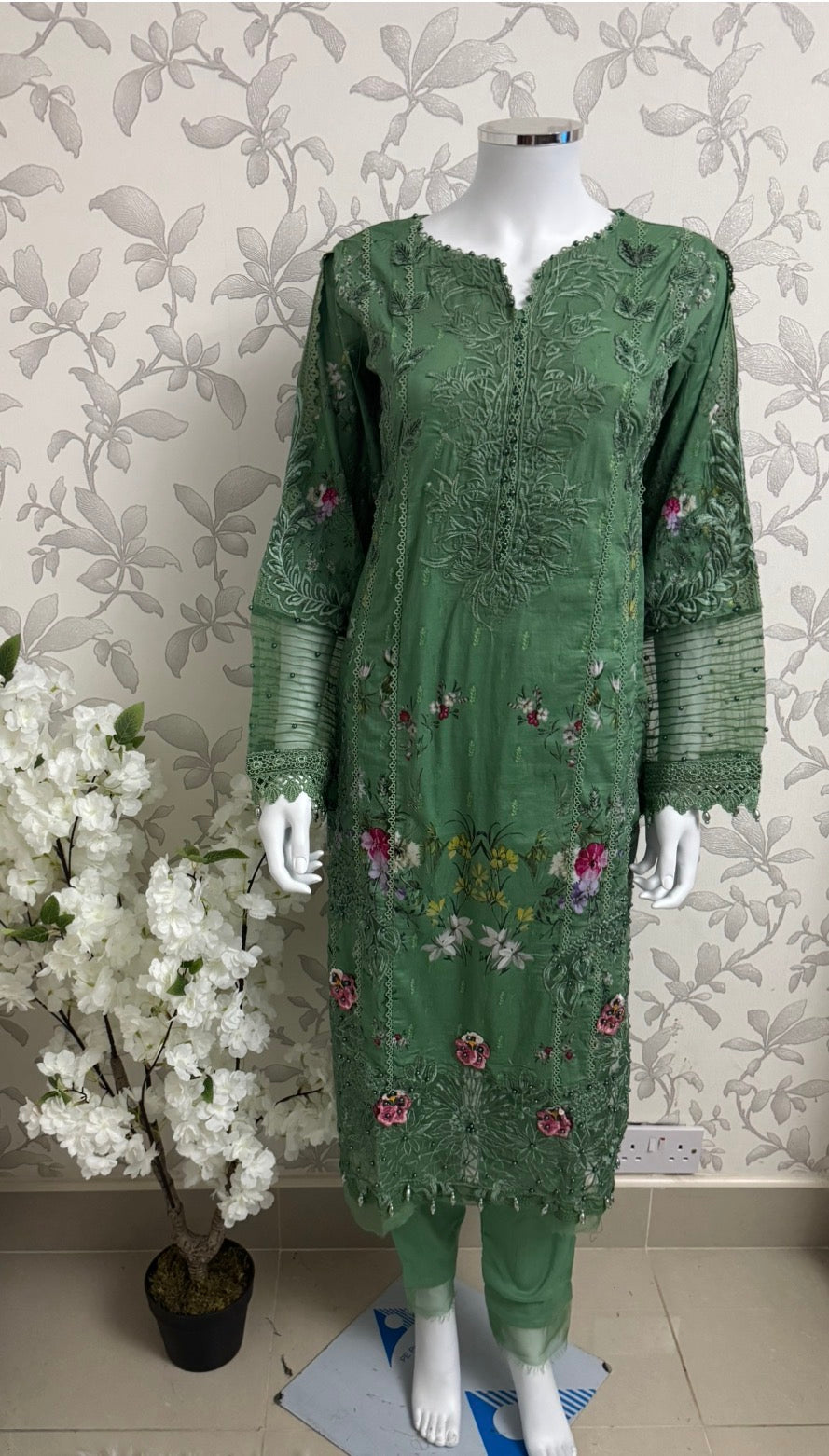 Emerald Green Embroidered Lawn Suit – Luxury Pakistani 3 Piece Set with Net Dupatta