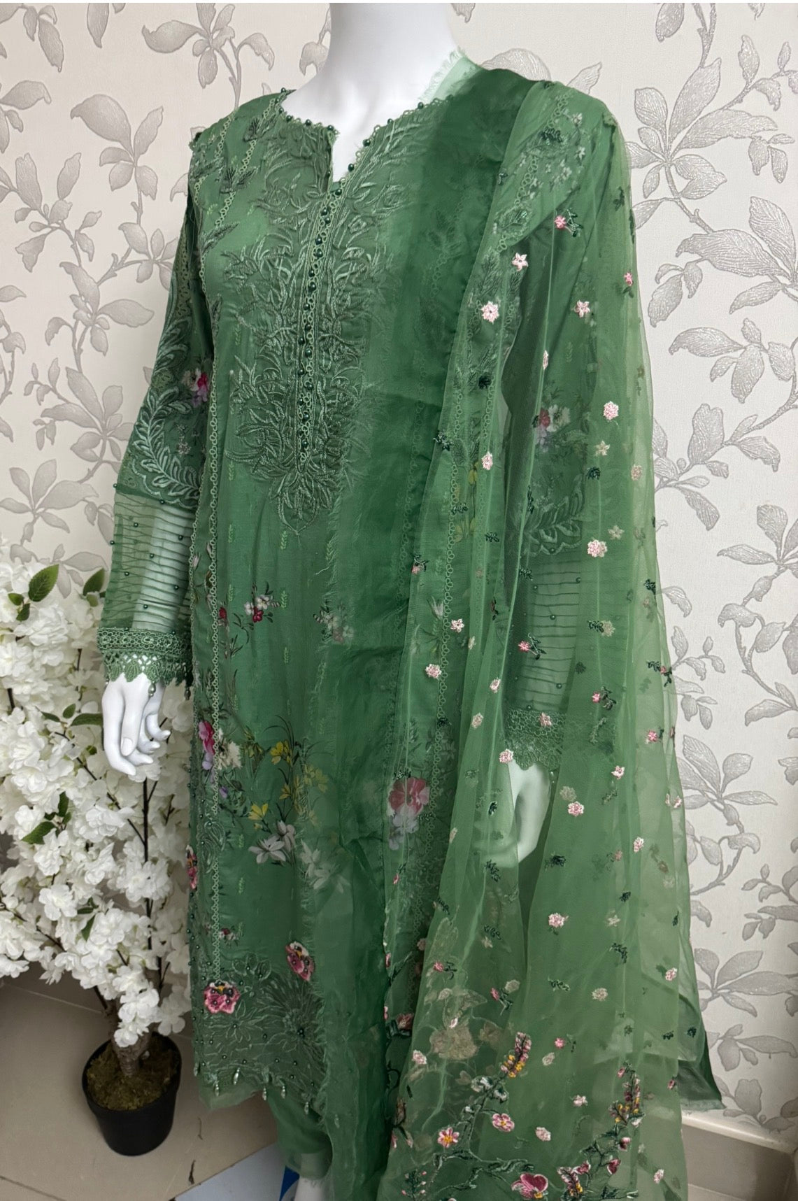 Emerald Green Embroidered Lawn Suit – Luxury Pakistani 3 Piece Set with Net Dupatta