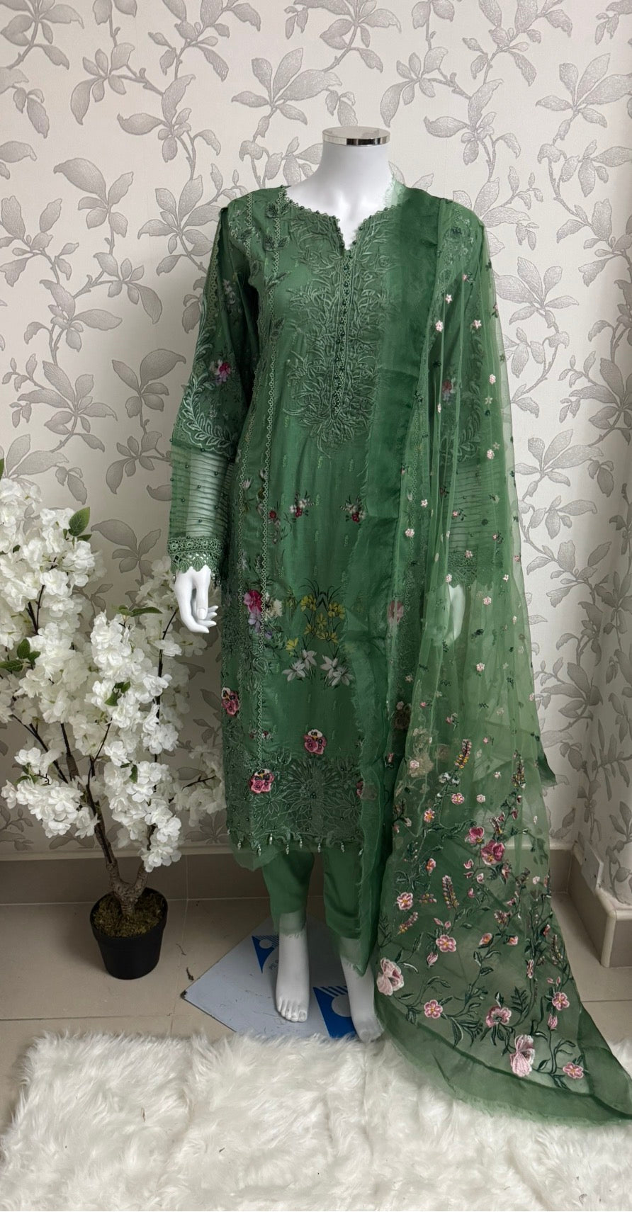 Emerald Green Embroidered Lawn Suit – Luxury Pakistani 3 Piece Set with Net Dupatta
