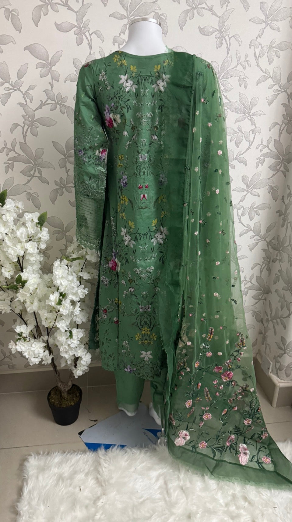Emerald Green Embroidered Lawn Suit – Luxury Pakistani 3 Piece Set with Net Dupatta