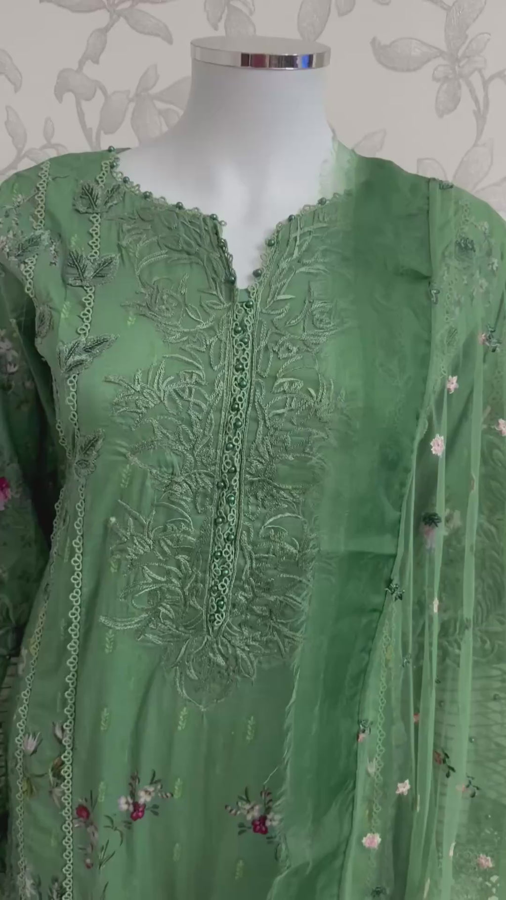 Emerald Green Embroidered Lawn Suit – Luxury Pakistani 3 Piece Set with Net Dupatta
